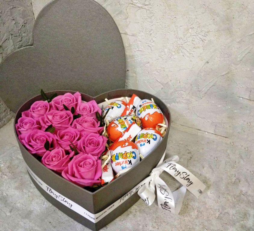 Сердце с цветами в коробке 011