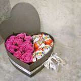 Сердце с цветами в коробке 011