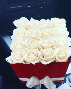 Розы белые в квадратной коробке 303