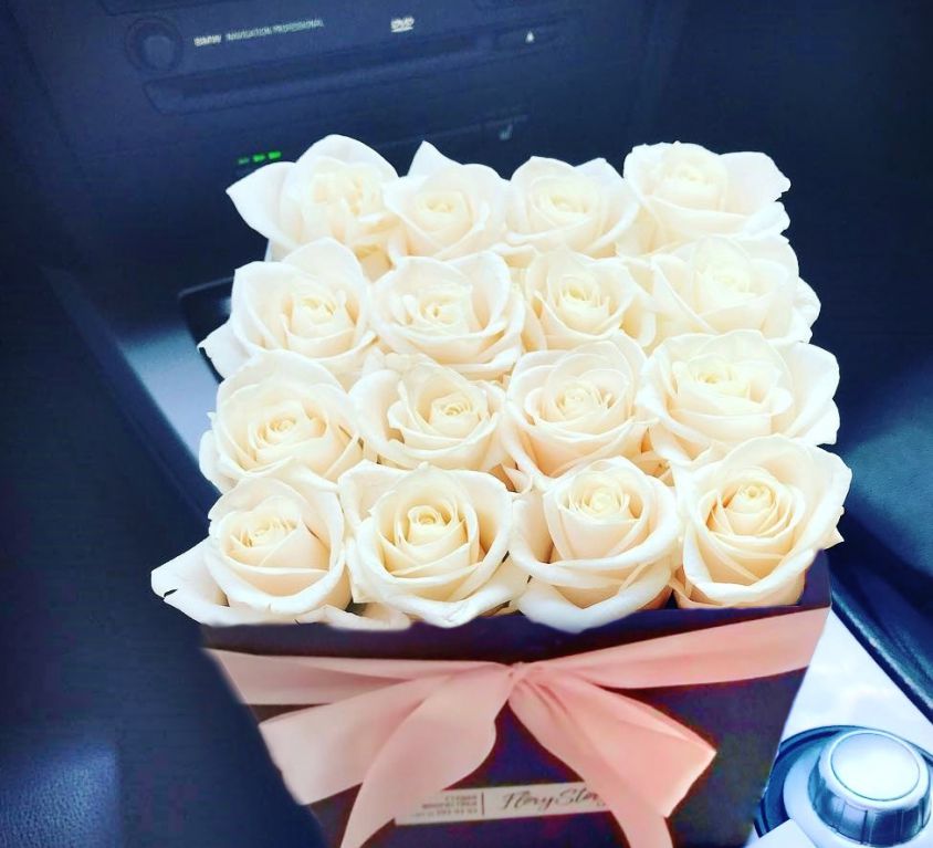 Розы белые в квадратной коробке 303