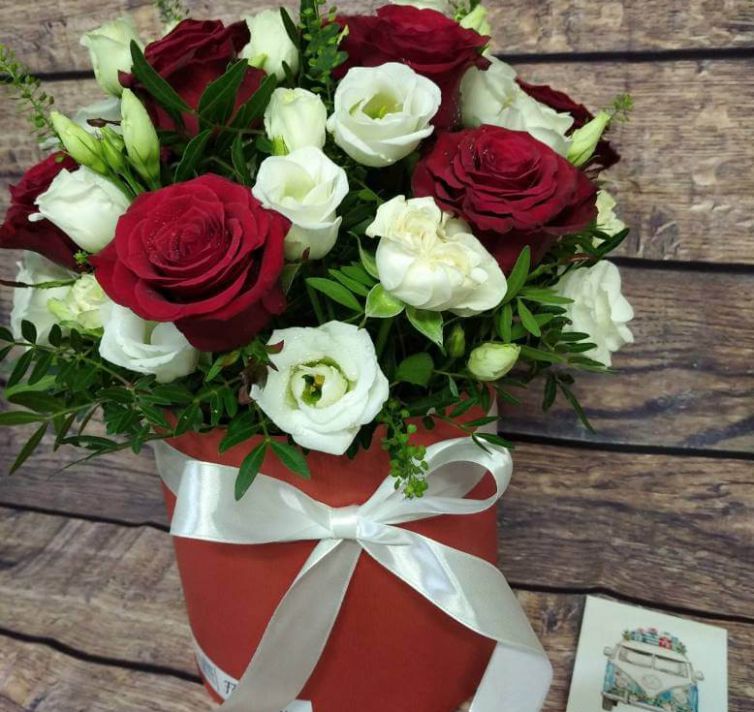 Коробка круглая (цилиндр) с розами в красно-белой гамме 057