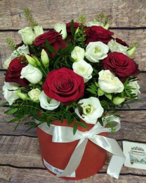 Коробка круглая (цилиндр) с розами в красно-белой гамме 057