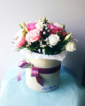Коробка круглая (цилиндр) с пионовидными розами и брунией 048