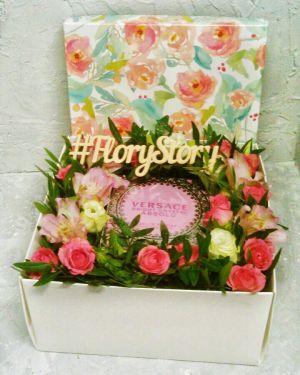 Коробка с цветами и сладостями 101