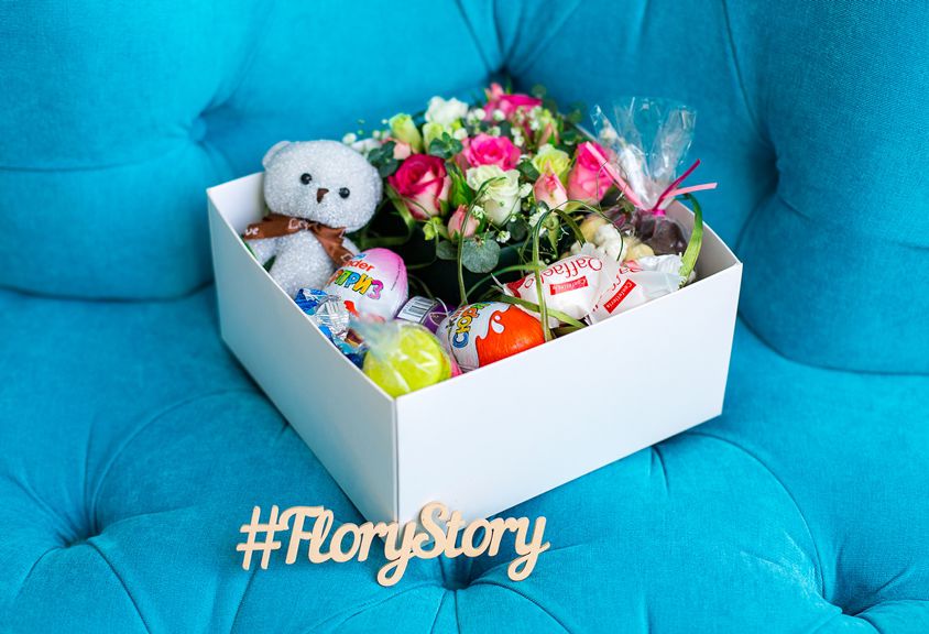 Подарочная коробка с цветами, игрушкой и сладостями 401