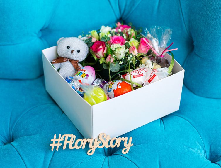 Подарочная коробка с цветами, игрушкой и сладостями 401