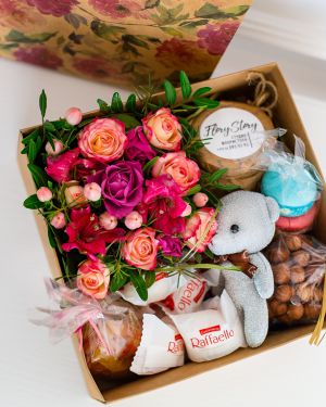 Подарочная коробка с цветами, игрушкой и сладостями 409