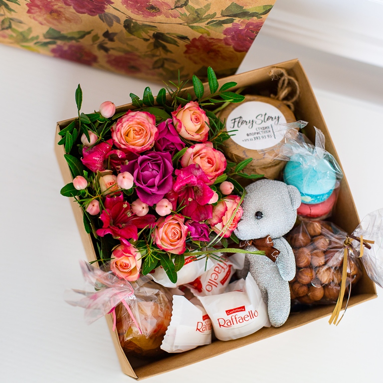 Подарочная коробка с цветами, игрушкой и сладостями 409