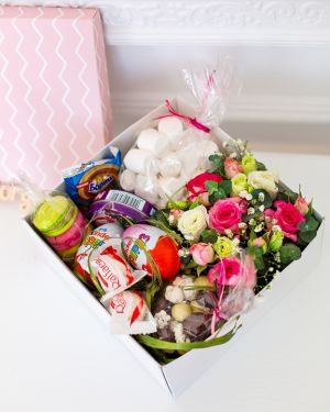Подарочная коробка (для девочки) с цветами, сладостями 402