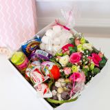 Подарочная коробка (для девочки) с цветами, сладостями 402