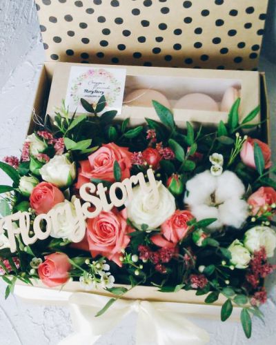 Коробка с цветами и сладостями 103