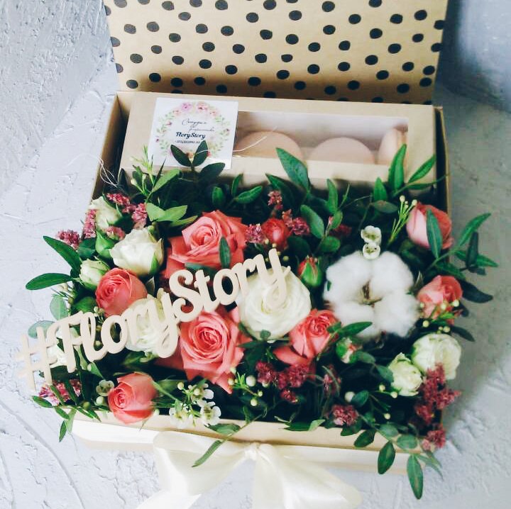 Коробка с цветами и сладостями 103
