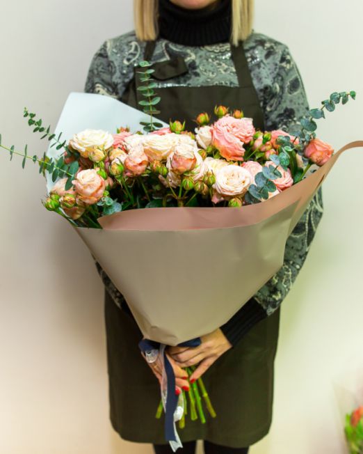 Букет из пионовидной розы бомбастик и эвкалипта 242