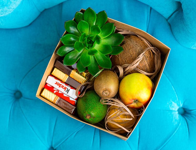 Подарочная коробка с цветами, фруктами и шоколадом 403