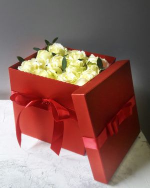 Розы белые в квадратной коробке 304