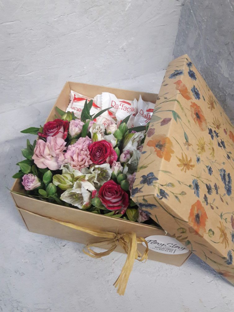 Коробка с цветами и сладостями 102