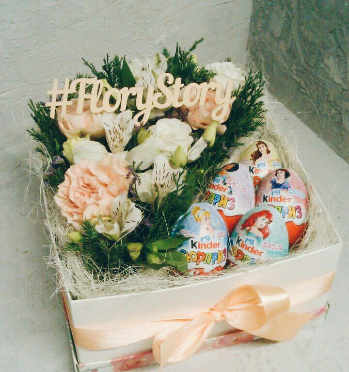 Коробка с цветами и сладостями 104