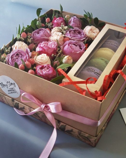 Коробка с цветами и сладостями 416