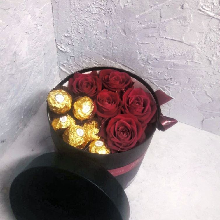 Коробка круглая с цветами и сладостями 106