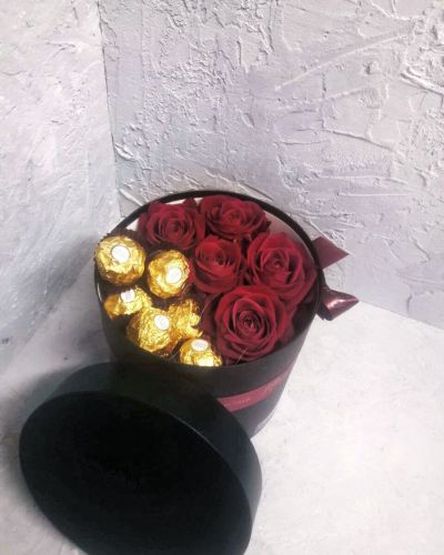 Коробка круглая с цветами и сладостями 106