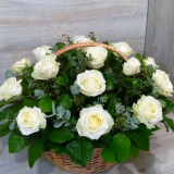 Корзина с белыми розами и эвкалиптом 237