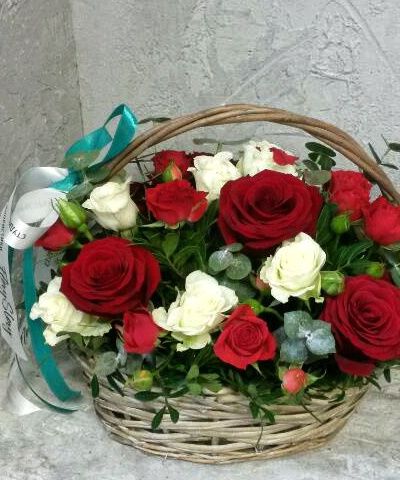 Корзина с розами красно-белая 424