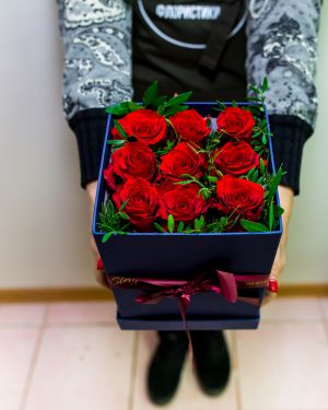 Розы в квадратной коробке размера M 062