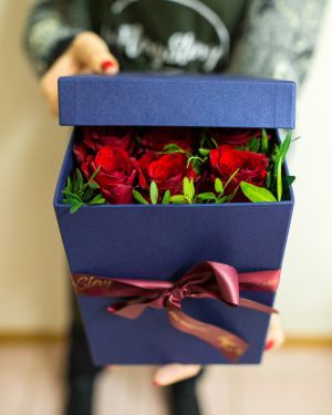 Розы в квадратной коробке размера M 062