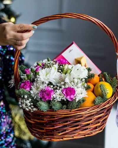 Подарочная корзина с цветами, сладостями и фруктами 579