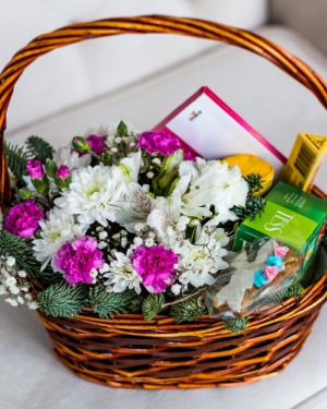 Подарочная корзина со сладостями и цветами 430