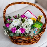 Подарочная корзина со сладостями и цветами 430