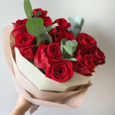 букет из красных роз с эвкалиптом_1