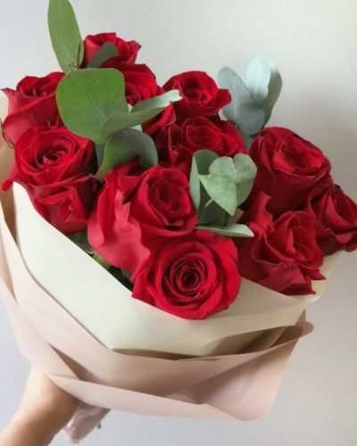 Букет из красных роз и эвкалипта 071