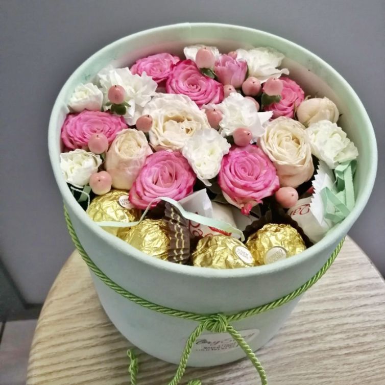 Коробка шляпная с цветами и сладостями 340