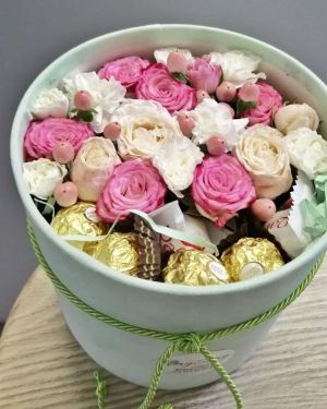 Коробка шляпная с цветами и сладостями 340
