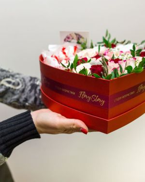 Сердце с цветами в коробке размер М 335