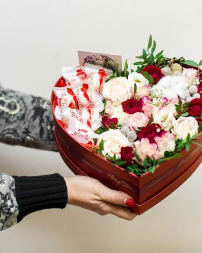 Сердце с цветами в коробке размер М 335