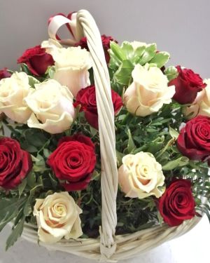 Корзина с розами (красные, персиковые) 310