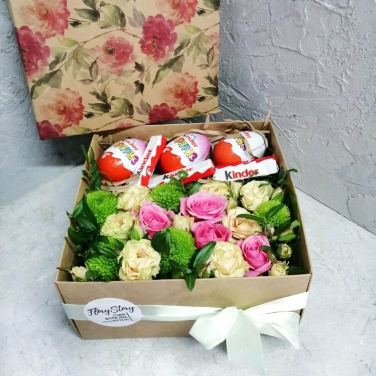 Коробка с цветами и сладостями 333