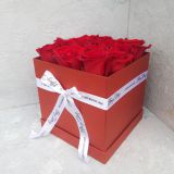 Розы в квадратной коробке 320
