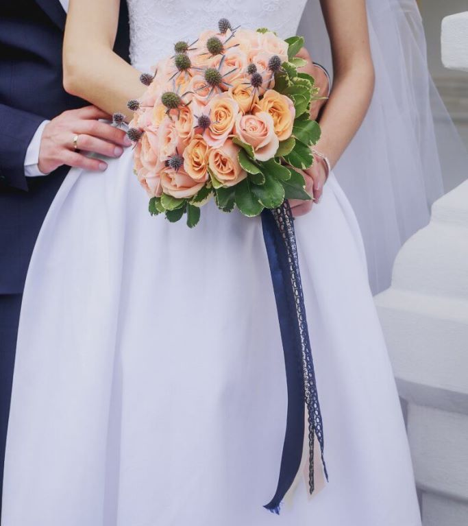 Свадебный букет невесты из персиковых роз и эрингиума -711