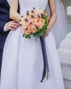 Свадебный букет невесты из персиковых роз и эрингиума -711