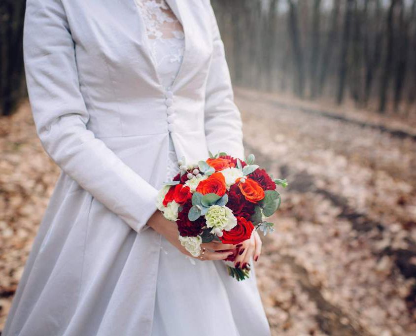Свадебный букет невесты красно-белый -706