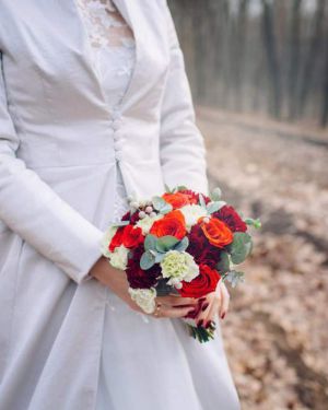 Свадебный букет невесты красно-белый -706