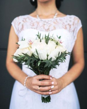 Свадебный букет невесты из белых роз и орхидеи 707