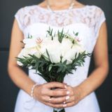 Свадебный букет невесты из белых роз и орхидеи 707