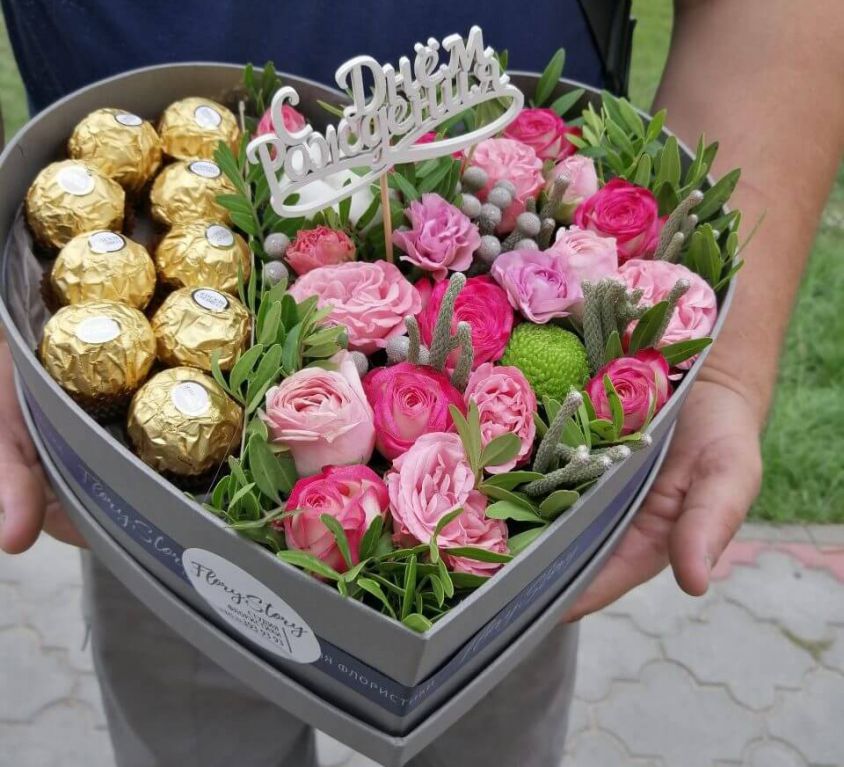 Сердце с цветами и конфетами в коробке 312
