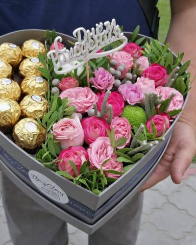Сердце с цветами и конфетами в коробке 312