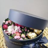 Коробка шляпная с цветами и сладостями 364