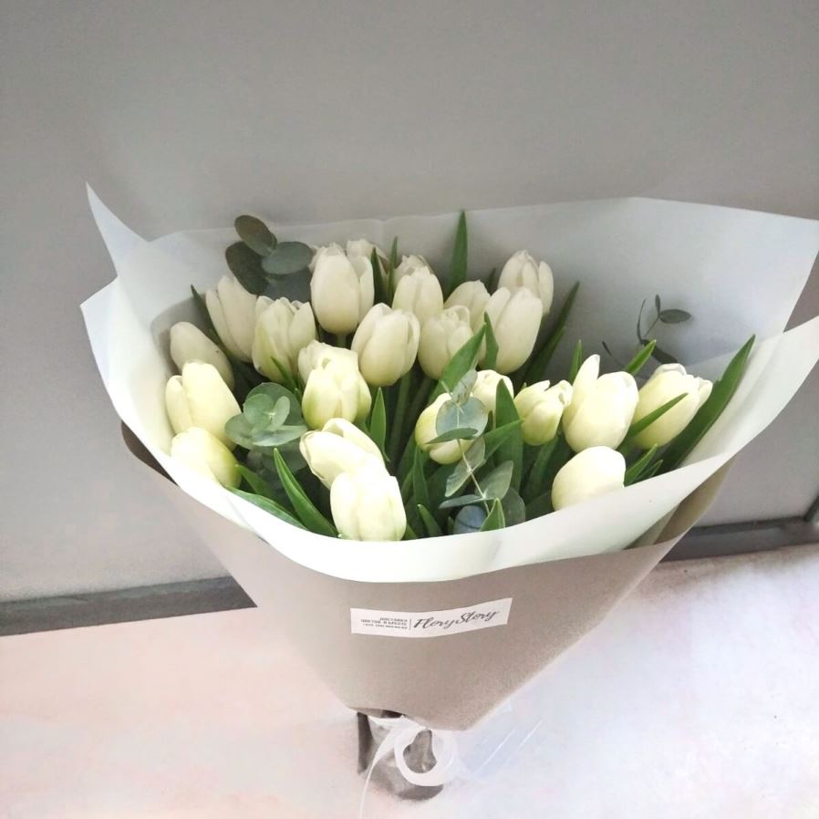 букет с белыми тюльпанами